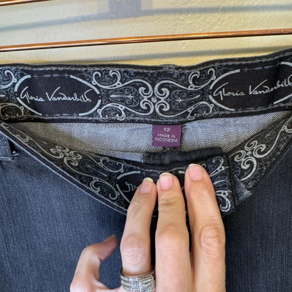 GV | Missy Rear Embroidered Pocket Flap Comfy Stretchy Straight Jeans - Picture 9 of 14